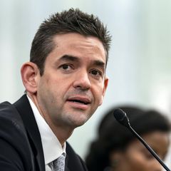 Jared Isaacman spricht in einem Sitzungssaal in ein Mikrofon