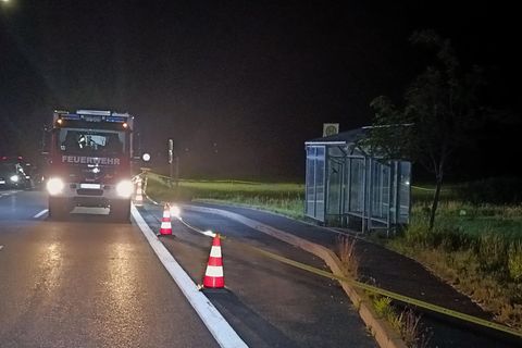 Ein Feuerwehrauto steht im Dunkeln am Ort der tödlichen Grenzkontrolle