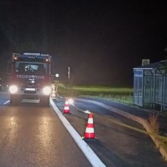 Ein Feuerwehrauto steht im Dunkeln am Ort der tödlichen Grenzkontrolle