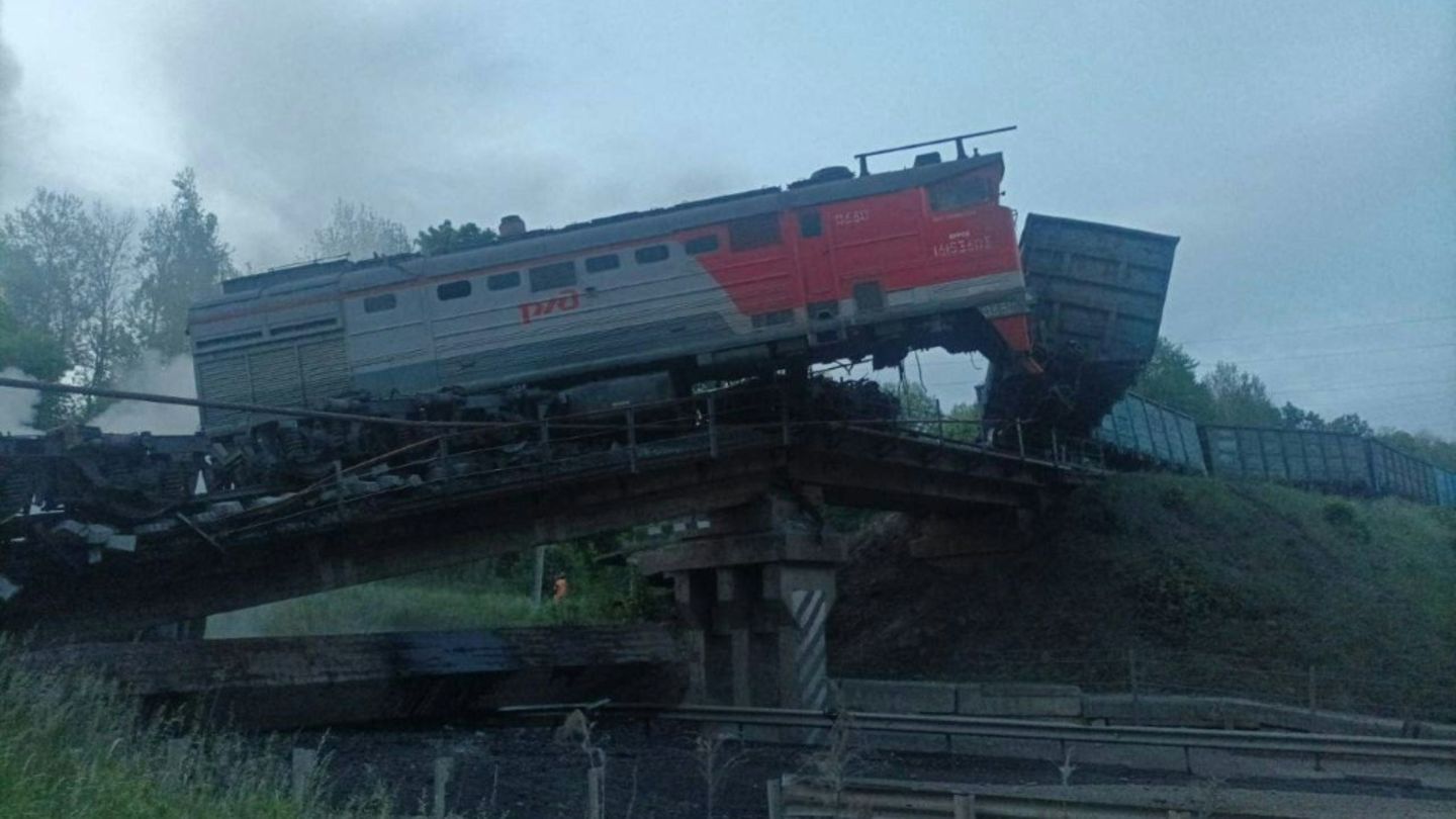 Waggon an eingestürzter Brücke in Kursk