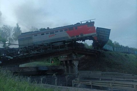Waggon an eingestürzter Brücke in Kursk