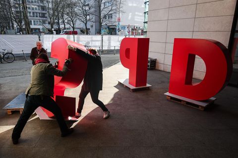 Arbeiter demontieren einen SPD-Schriftzug vor dem Willy-Brandt-Haus