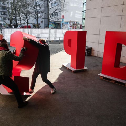 Arbeiter demontieren einen SPD-Schriftzug vor dem Willy-Brandt-Haus