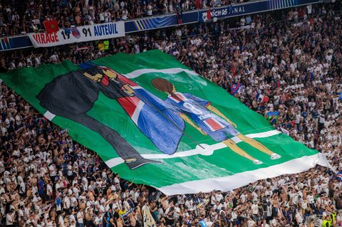 Fans erinnern beim Finale der Champions League mit einem Transparent an eine Szene von Trainer Luis Enrique