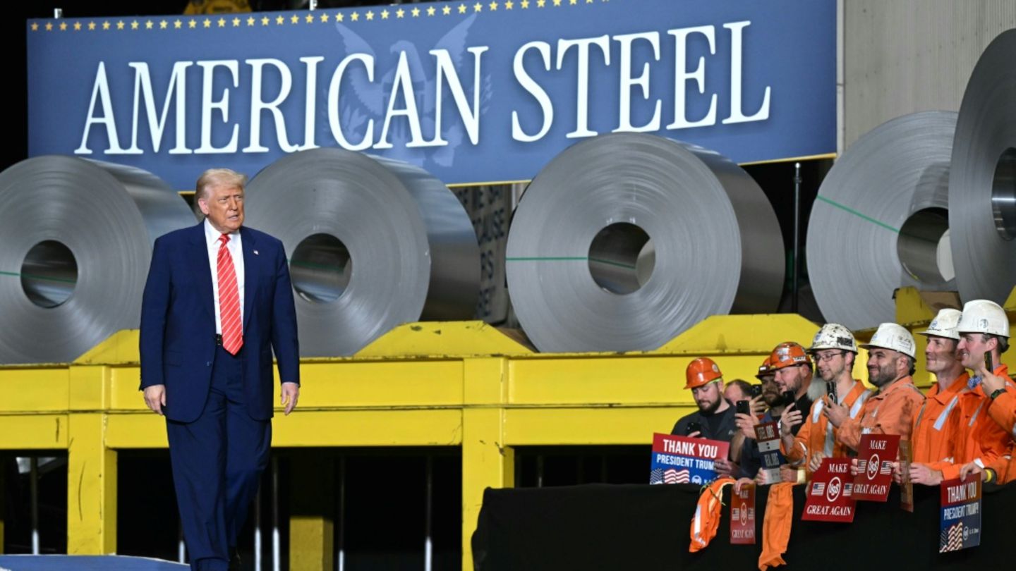US-Präsident Donald Trump im Stahlwerk Mon Valley Works