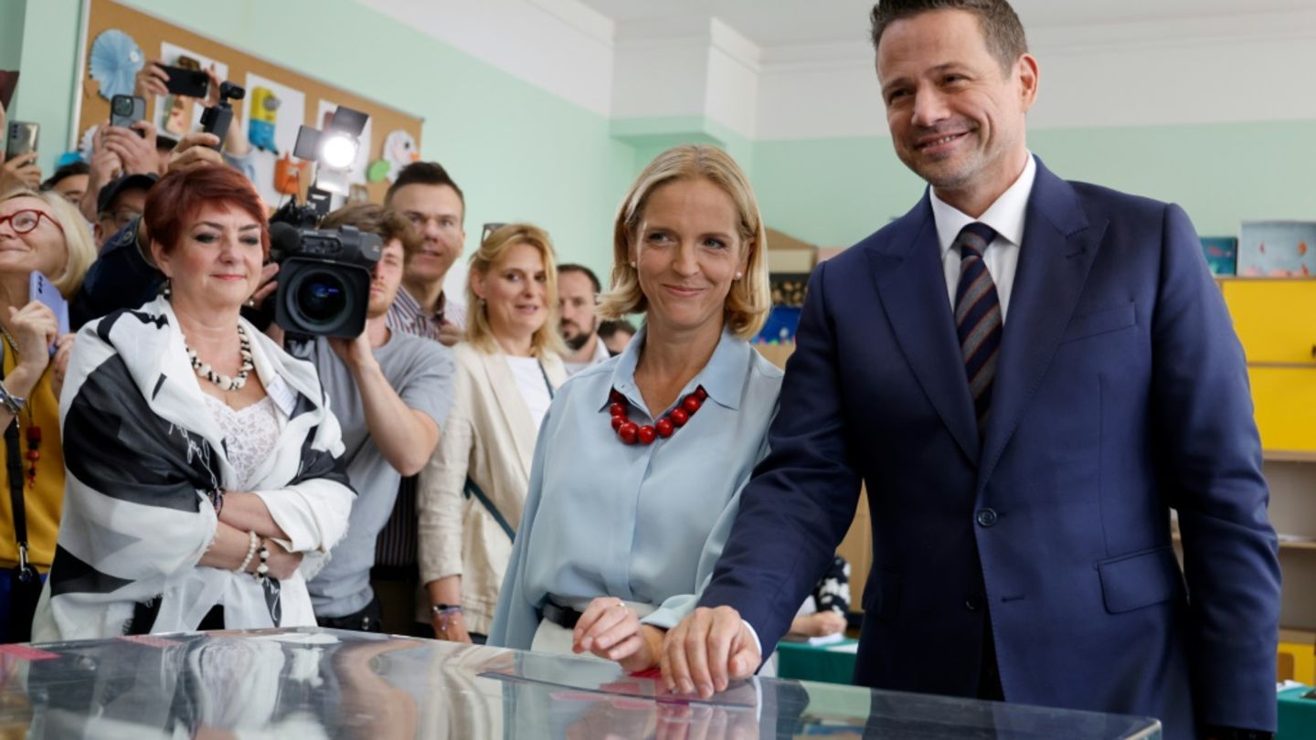 Trzaskowski mit seiner Frau in Warschau bei Stimmabgabe