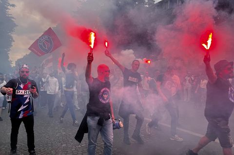 PSG-Ultras auf der Avenue Georges V. in Paris. Sie gehen Richtung Champs-Elysées. Die Zugänge zur Feier sind aber bereits verschlossen