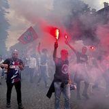 PSG-Ultras auf der Avenue Georges V. in Paris. Sie gehen Richtung Champs-Elysées. Die Zugänge zur Feier sind aber bereits verschlossen
