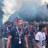 Es gibt vom Süden aus drei Eingänge zu den Champs-Elysées. Die Stimmung der sehr jungen Fans, überwiegend aus den Vororten, ist euphorisch. PSG wird in der gesamten Innenstadt gefeiert