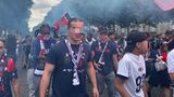 Es gibt vom Süden aus drei Eingänge zu den Champs-Elysées. Die Stimmung der sehr jungen Fans, überwiegend aus den Vororten, ist euphorisch. PSG wird in der gesamten Innenstadt gefeiert