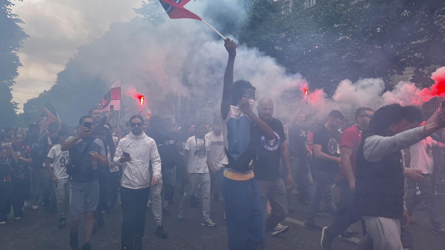 Nahezu ganz Paris ist stolz auf den Klub. Die Fans feiern den Trainer Luis Enrique, die Mannschaft und das Rekord-Ergebnis: "Fünf zu null – das ist Paris!"