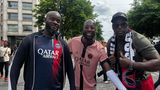 Ibrahim (l.) und seine Kumpels sind PSG-Fans seit den 1990ern: "Wir haben alles mitgemacht, die harten Zeiten, die Tiefpunkte. Dieser Sieg ist großartig!“