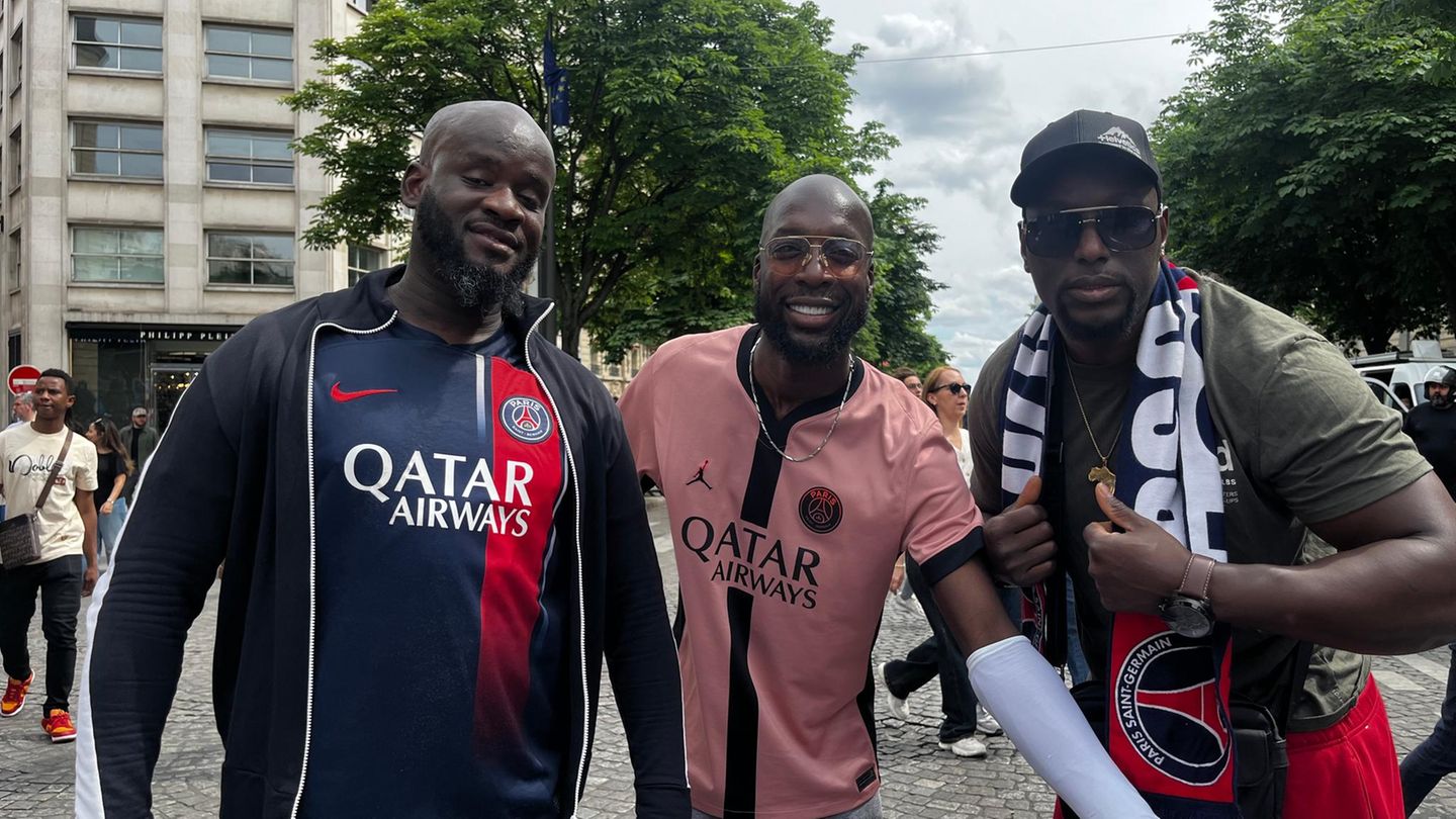 Ibrahim (l.) und seine Kumpels sind PSG-Fans seit den 1990ern: "Wir haben alles mitgemacht, die harten Zeiten, die Tiefpunkte. Dieser Sieg ist großartig!“