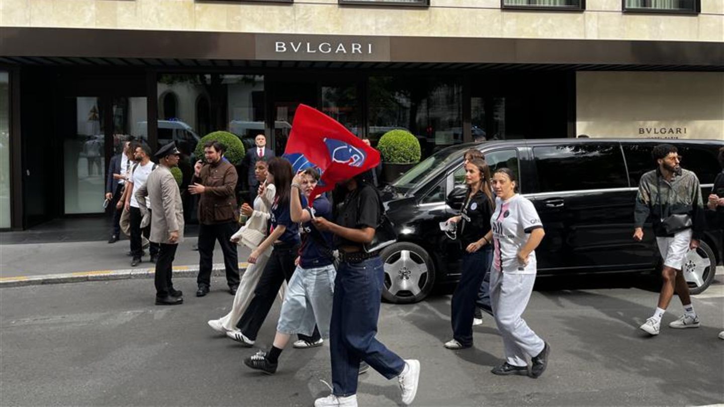 Gefeiert wir natürlich auch auf der Luxus-Meile: PSG-Fans vor einer Bulgari-Filiale auf dem Weg zu den Champs-Elysées
