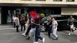 Gefeiert wir natürlich auch auf der Luxus-Meile: PSG-Fans vor einer Bulgari-Filiale auf dem Weg zu den Champs-Elysées