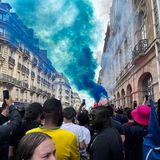 Auch wenn die Wege zur Party – wie hier zu den Champs-Elysées – wegen Überfüllung lägst gesperrt sind: Das Feiern lässt sich niemand verbieten. Bis weit in die Nacht hinein dürfte die Jubelparade wohl noch andauern