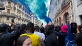 Auch wenn die Wege zur Party – wie hier zu den Champs-Elysées – wegen Überfüllung lägst gesperrt sind: Das Feiern lässt sich niemand verbieten. Bis weit in die Nacht hinein dürfte die Jubelparade wohl noch andauern