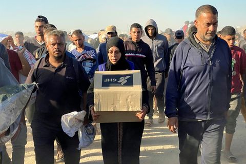 Frau mit Hilfspaket in Rafah