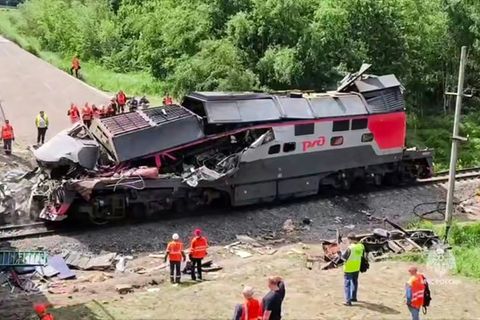 Durch Brückeneinsturz beschädigter Zug in russischer Region Kursk