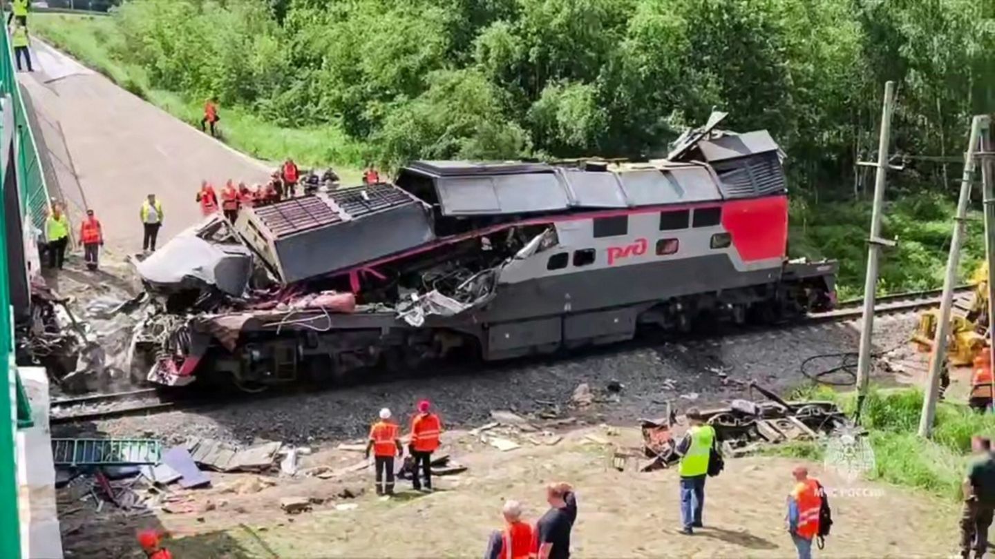 Durch Brückeneinsturz beschädigter Zug in russischer Region Kursk