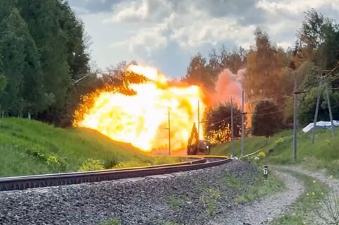 Sprengung des verbleibenden Abschnitts der eingestürzten Überführung im russischen Brjansk durch die Ukraine