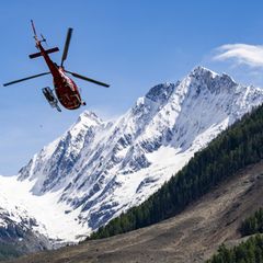 Ein Hubschrauber über dem Geröllfeld im Schweizer Lötschental nach dem Bergsturz von Blatten