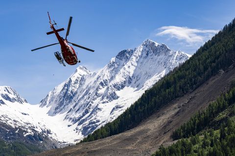 Ein Hubschrauber über dem Geröllfeld im Schweizer Lötschental nach dem Bergsturz von Blatten