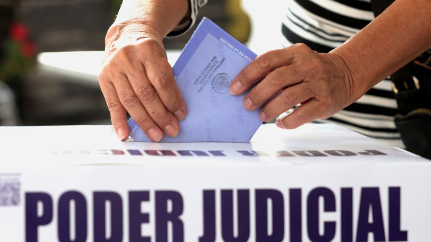 Eine Mexikanerin gibt ihre Stimme bei der Richterwahl ab