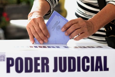 Eine Mexikanerin gibt ihre Stimme bei der Richterwahl ab