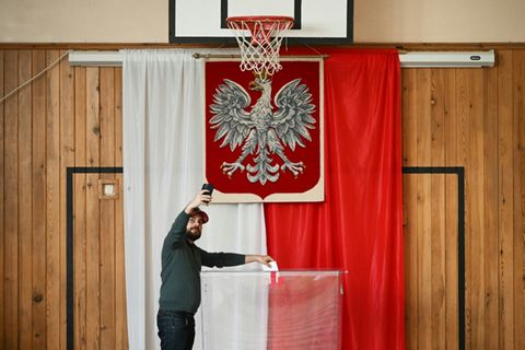 Wähler in Warschau bei der Stimmabgabe
