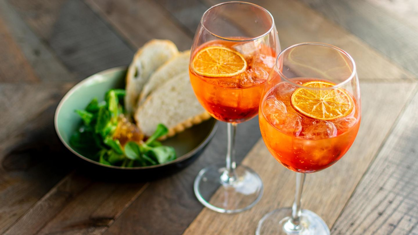 Zwei Gläser gefüllt mit Aperol Spritz