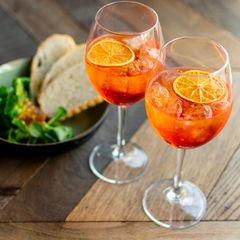 Zwei Gläser gefüllt mit Aperol Spritz