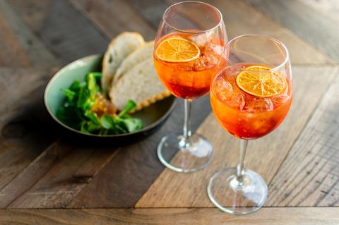 Zwei Gläser gefüllt mit Aperol Spritz