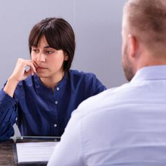 Mitarbeitergespräch zwischen Frau und Mann
