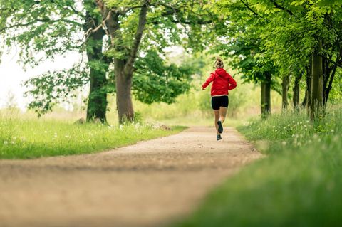 Person am joggen im Wald