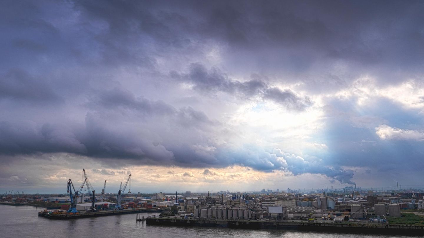 Der Hamburger Hafen unter dunklen Wolken. Am Montag kann es zu weiteren Unwettern kommen