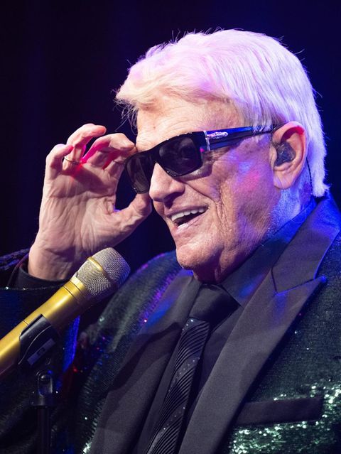 Mit 86 Jahren singt Heino in einem schwarzen Pailletenjacket und Sonnenbrille auf der Bühne im Bierkönig auf dem Ballermann