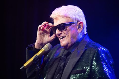 Mit 86 Jahren singt Heino in einem schwarzen Pailletenjacket und Sonnenbrille auf der Bühne im Bierkönig auf dem Ballermann