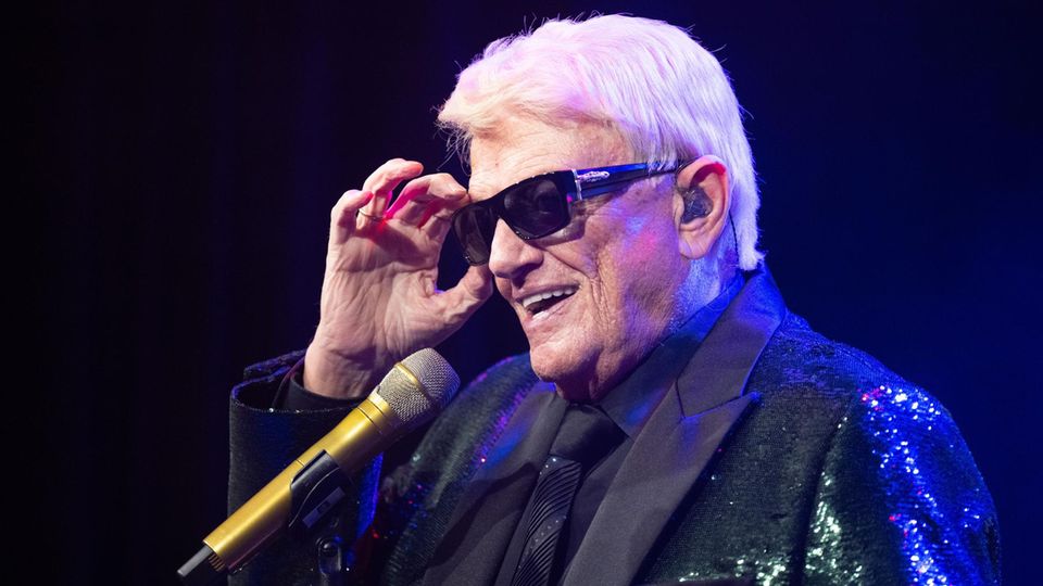 Mit 86 Jahren singt Heino in einem schwarzen Pailletenjacket und Sonnenbrille auf der Bühne im Bierkönig auf dem Ballermann