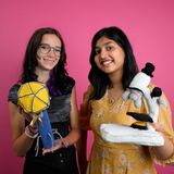 zwei junge Mädchen mit gehäkeltem Mikroskop und Bakteriophagen