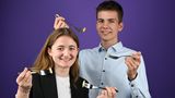 ein Mädchen und ein Junge halten ein Gabel mit einer Kapsel