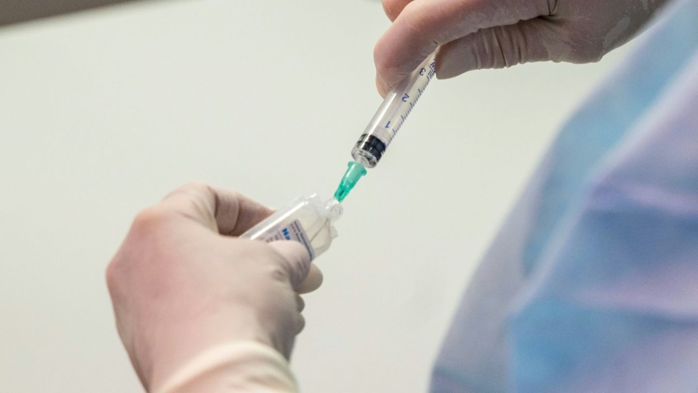 Krankenpfleger mit Spritze