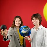 zwei junge Frauen mit dem Modell des Mondes und der Erde