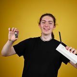 ein junger Mann hält in der Hand einen Computerchip