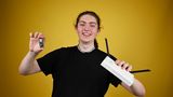 ein junger Mann hält in der Hand einen Computerchip
