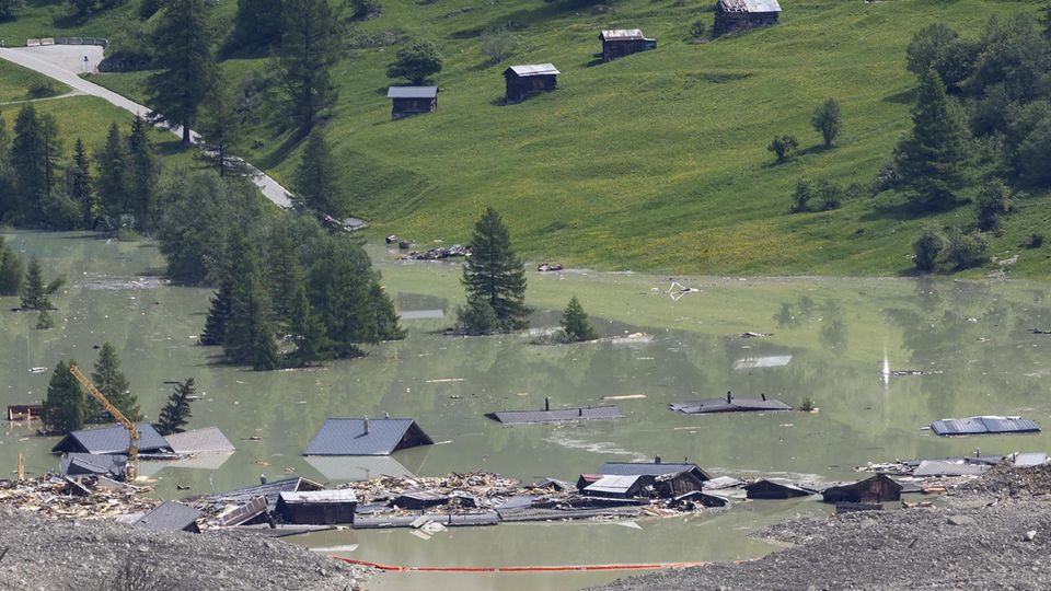 Freund berichtet über vermissten Landwirt: "Alles wie ein Albtraum" Das Gletschertal Blatten in der Schweiz steht nach dem Steinrutsch völlig unter Wasser