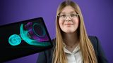 eine junge Frau mit einem Laptop