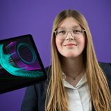 eine junge Frau mit einem Laptop