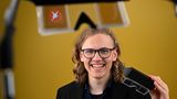 junger Mann mit Datenbrille und Handy