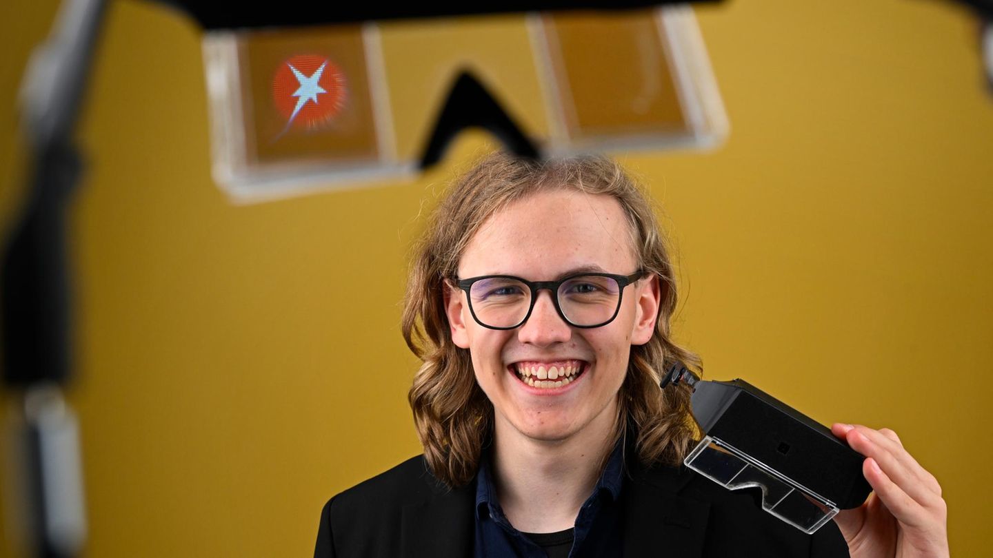 junger Mann mit Datenbrille und Handy